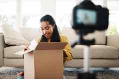 视频博客帖子未来有吸引力的年轻的女商人坐着生活房间视频博客反应神秘盒子