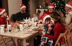 把圣诞节快乐的家庭晚餐圣诞节夏娃首页