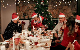 享受圣诞节精神快乐的家庭晚餐圣诞节夏娃首页