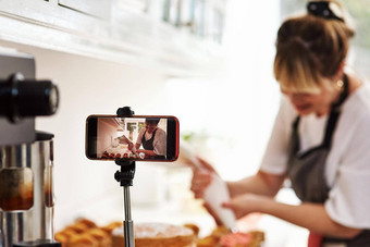 这是视频结霜女人记录手机烘焙厨房