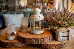 白色燃烧灯笼希瑟木盒子木表格装饰秋天的风格松玉米核桃蜡烛乡村风格概念秋天婚礼装饰