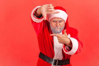 上了年纪的男人。圣诞老人老人服装手势图片框架手手指聚焦有趣的时刻采取照片