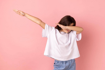 女孩显示轻拍跳舞构成著名<strong>的</strong>互联网模因胜利执行一边擦趋势