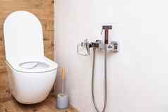 现代浴室特写镜头白色厕所。。。碗卫生淋浴墙