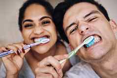 夫妇刷保持年轻的夫妇刷牙牙齿