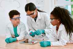 鼓励学习使有趣的可爱的男孩女孩进行科学实验老师学校