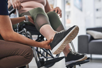让一步复苏认不出来理疗师腿练习轮椅<strong>绑定</strong>病人内部办公室诊所