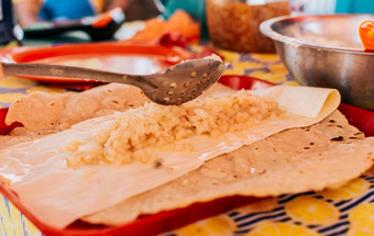 准备传统的<strong>尼加拉瓜</strong>quesillo手使美味的<strong>尼加拉瓜</strong>quesillo中央美国食物quesillo视图传统的quesillo腌洋葱