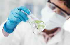 改变认不出来女科学家检查烧杯植物液体工作实验室