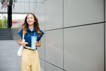 业务女人自信微笑布袋持有钢<strong>热水</strong>瓶滚筒<strong>杯子</strong>水玻璃