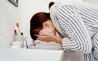早晨时间清新认不出来女人洗脸浴室水槽首页