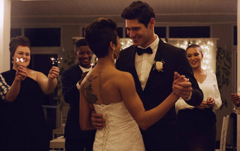 提到美丽的充满深情的年轻的新婚夫妇跳舞客人持有罗马焰火筒婚礼接待