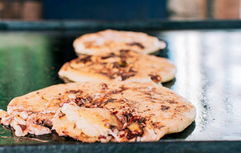 传统的尼加拉瓜她们融化了烤奶酪传统的奶酪她们烧烤关闭传统的手工制作的她们烧烤