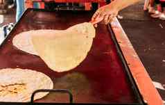 传统的手工制作的尼加拉瓜玉米粉圆饼传统的手工制作的玉米玉米粉圆饼烧烤手准备传统的玉米粉圆饼烧烤关闭手翻转玉米粉圆饼烧烤