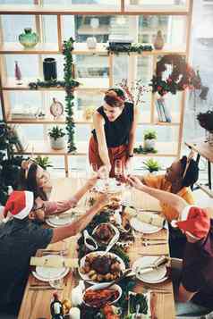 这是圣诞节高角拍摄集团快乐的年轻的朋友使烤面包餐厅圣诞节