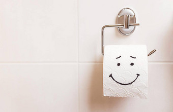 卷厕所。。。纸快乐脸挂白色墙浴室