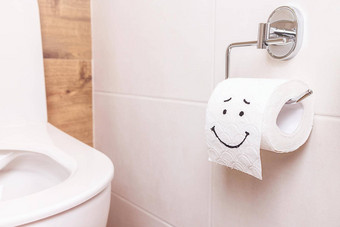 卷厕所。。。纸快乐脸挂白色墙浴室
