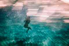 女人潜水水下浮潜