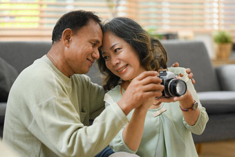 浪漫的退休夫妇准备好了旅行假期检疫旅行退休概念