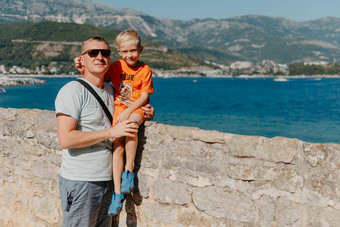可爱的家庭有趣的海滩父亲孩子背景蓝色的海天空旅行活跃的生活方式假期休息概念男人。孩子海岸游客海岸布德瓦黑山共和国