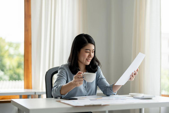 业务女人检查<strong>公司</strong>财务状况收益<strong>预算</strong>图桌子上办公室