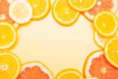 平躺片橙色葡萄柚柠檬形成框架黄色的背景明亮的夏天柑橘类作文文本