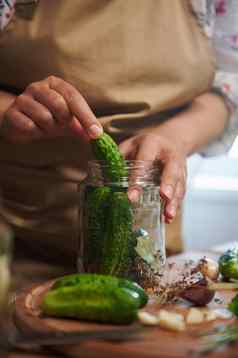 裁剪视图女人酸洗黄瓜自然发酵方法厨房自制的泡菜罐头