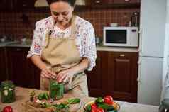 惊人的女人米色老板围裙酸洗黄瓜自然发酵方法厨房自制的泡菜