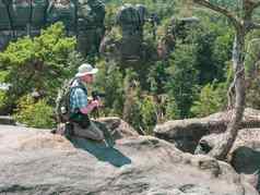 旅游相机采取照片schrammsteine岩石