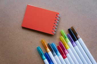 回来学校红色的页面笔记本假期笔记色彩斑斓的标记孩子们的<strong>艺术</strong>空纸绘画空间模板<strong>教育</strong>学校概念卡夫背景