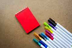 回来学校红色的页面笔记本假期笔记色彩斑斓的标记孩子们的艺术空纸绘画空间模板教育学校概念卡夫背景