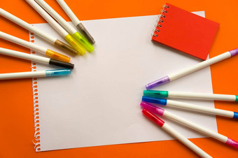 有创意的孩子们概念色彩斑斓的蜡笔油漆空白<strong>记事</strong>本橙色颜色背景标<strong>记</strong>红色的<strong>记事</strong>本空纸绘画空间模板教育回来学校概念