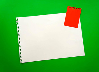 空白表纸空间设计刻字美丽的绿色背景红色的记事本表穿孔表撕裂记事本间接说谎表面广场表纸