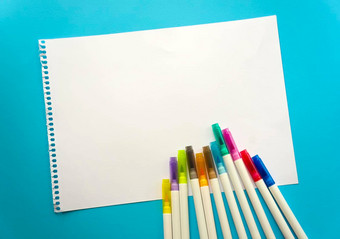 有创意的孩子们概念色彩斑斓的蜡笔油漆空白记事本橙色颜色背景标记红色的记事本空纸绘画空间模板教育回来学校概念