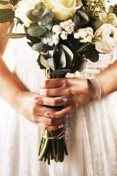 完美的花束赞美婚礼衣服认不出来新娘持有花束花婚礼一天