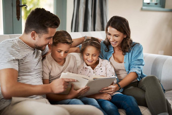 技术连接家庭<strong>方法</strong>年轻的家庭阅<strong>读书</strong>沙发首页