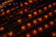光蜡烛燃烧内部我们的爵士大教堂斯特拉斯堡法国