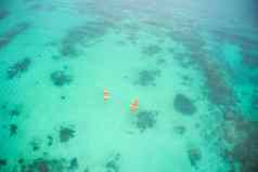 海洋被称为回答高角拍摄喜欢冒险的年轻的夫妻划独木舟美丽的海洋印尼