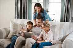 把技术学习工具快乐年轻的家庭数字平板电脑沙发首页