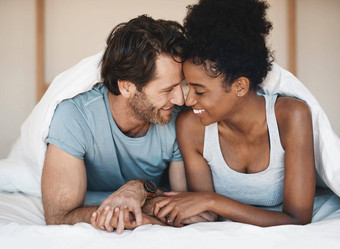 完美的充满深情的年轻的夫妇分享亲密的时刻卧室首页