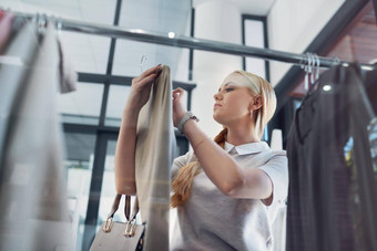 大小年轻的女人购物衣服商店