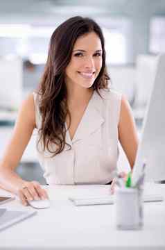 微笑自信年轻的女业务工人坐着办公室电脑肖像市场研究顾问广告美丽的女人员工感觉积极的市场营销