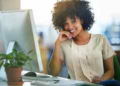 成功的快乐自信业务女人坐着电脑桌子上积极的心态美丽的健康的女企业家创新值得信赖的领袖微笑工作