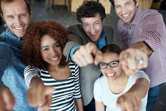 快乐有趣的微笑集团办公室的同事们指出快乐的企业办公室多样化的集团业务人快乐的快乐的使手手势工作