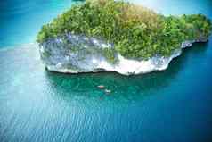 英寸岛令人惊异的高角拍摄喜欢冒险的年轻的夫妻划独木舟美丽的海洋印尼