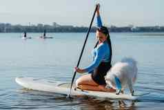 女人长发绺paddleboarding狗白雪公主日本斯帕斯董事会城市湖