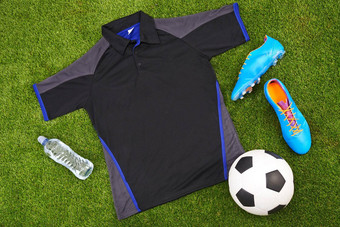 平铺运动服装时尚的足球衣服配件设备草背景视图现代运动活跃的健身穿服装风格水瓶球培训师