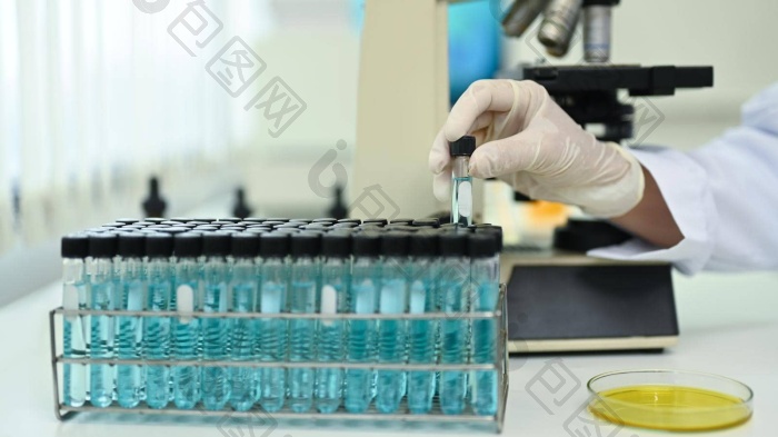 药物研究实验室中的生化研究科学家小组与显图片-包图网企业站