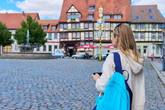 女人旅游旅游采取照片欧洲城市前面历史建筑