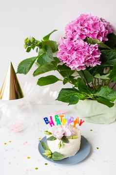 美丽的明亮的bento蛋糕装饰新鲜的eustoma花背景糖果登记快乐生日气球粉红色的花概念假期微笑